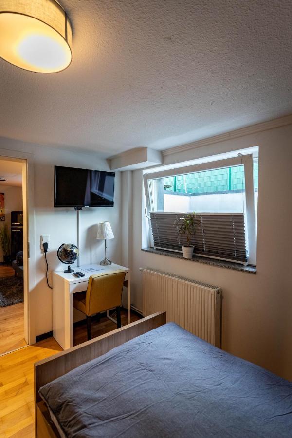 Gemuetliche 2-Zimmer Souterrain Wohnung Düsseldorf Buitenkant foto